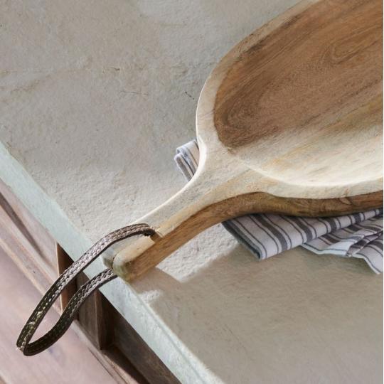 zaveseny mlynovy lopat polovaci kuchynsky doplnok chlebovou dreveny rusztikalny sedliacky dom dovolenkovy dom country prestieranie kuchyna.jpg